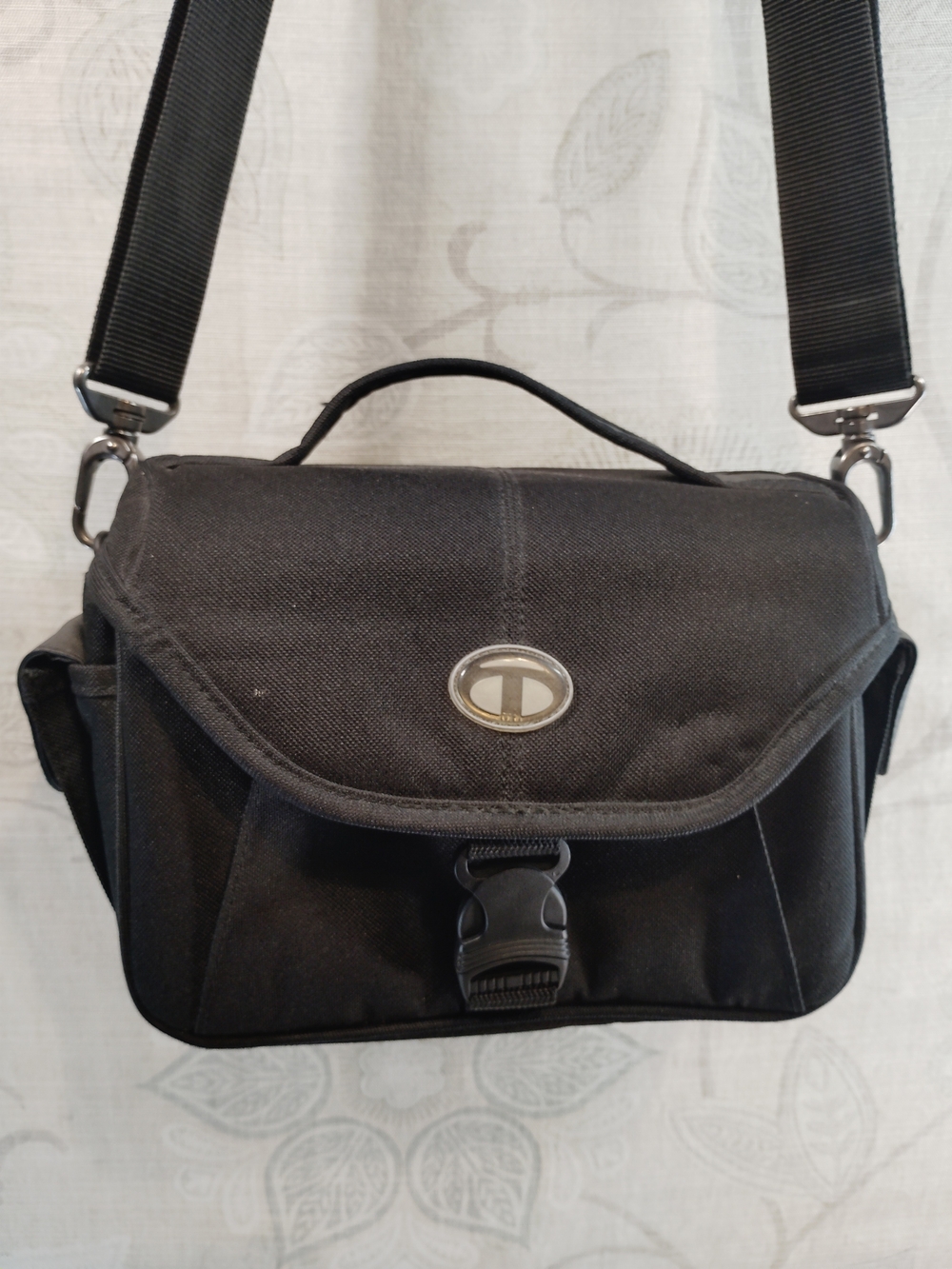 Tamrac Black Messenger/Crossbody /Camera Bag with Shoulder Strap